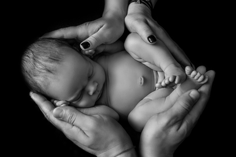 Détails macro petits pieds de bébé - Photographie professionnelle nouveau-né Toulouse