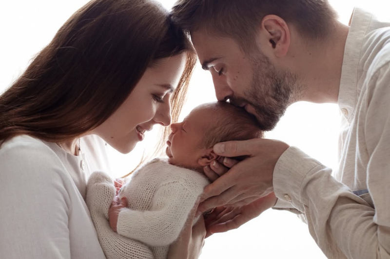 Photographe bébé à domicile Toulouse - Séance lifestyle nouveau-né avec les parents naturelle et douce