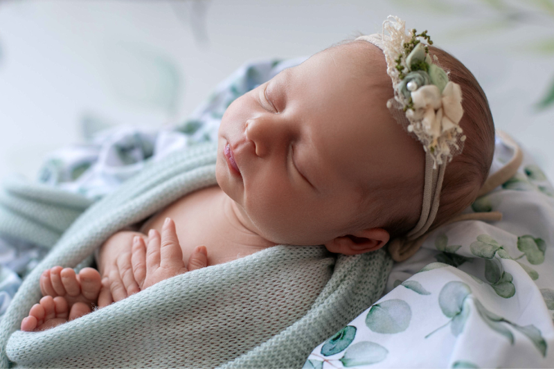 Séance photo nouveau-né artistique à Toulouse - Bébé endormi dans un décor floral