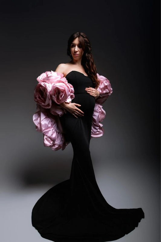 Photographe studio grossesse Toulouse - Portrait élégant future maman en fleurs